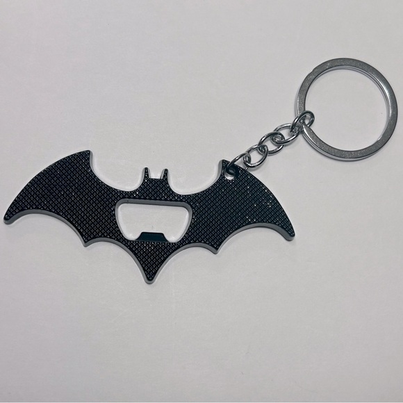 DC x Batman - Bottle Opener Keychain 🦇🍾 - Picture 1 of 5